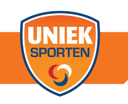 Logo Uniek Sporten in de vorm van een oranje sportvaantje. Binnenin het woord in witte letters UNIEK en daaronder het woord in blauwe letters SPORTEN.