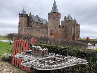 Maquette met het kasteel Muiderslot op de achtergrond