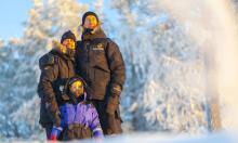 Jan Jaap met zijn gezin in de sneeuw in Lapland