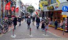 Een foto van het centrum van Bussum aan de start van de Nassaustraat bij het Kruidvat