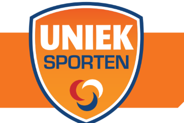 Logo Uniek Sporten in de vorm van een oranje sportvaantje. Binnenin het woord in witte letters UNIEK en daaronder het woord in blauwe letters SPORTEN.