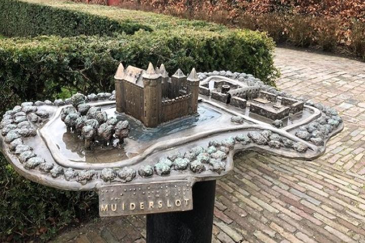 Bronzen maquette van Rijksmuseum Muiderslot met omliggend buitengebied