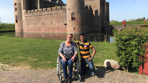 Voor het Muiderslot. Van links naar rechts: Marisca van den Berg in haar rolstoel, Nitish Sudhir Soundalgekar inclusie, toegankelijkheid, kasteelyogi Muiderslot