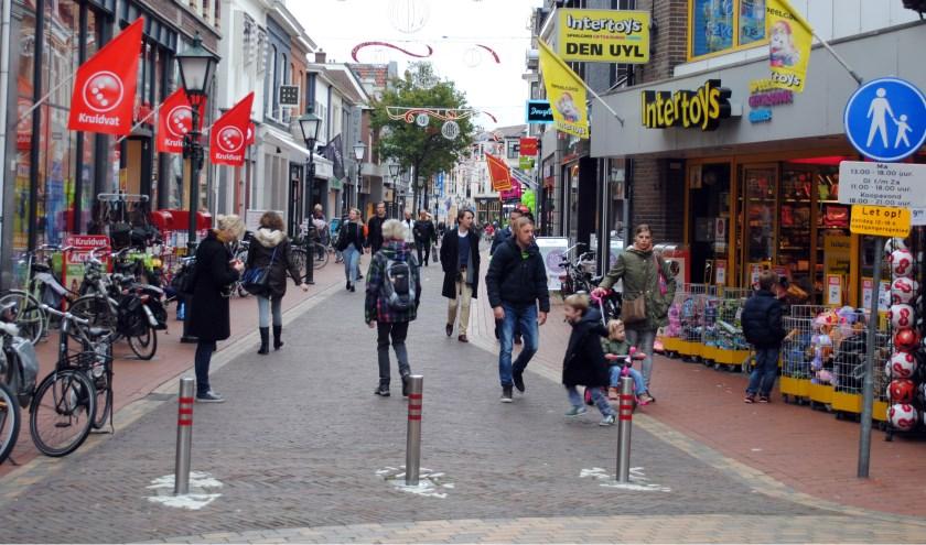 Een foto van het centrum van Bussum aan de start van de Nassaustraat bij het Kruidvat